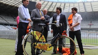 A bicicleta estilizada, chamada “Van-Gogh”, presente do embaixador Kess Rade 