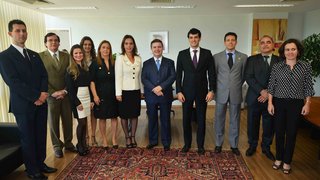 Anastasia ao lado dos funcionários da Advocacia Geral do Estado com base em Brasília
