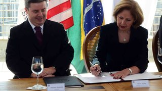 Embaixadora dos EUA assina contrato de locação do prédio para instalação do Consulado em BH