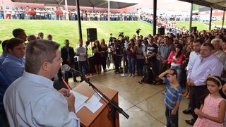 Governador Anastasia fala para a população presente à solenidade em Itapecerica