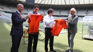 Kees Rade entregou camisas oficiais da seleção holandesa