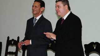 O governador Antonio Anastasia, acompanhado do prefeito Carlos Calixto