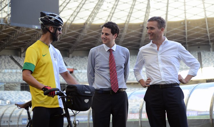 Secretário Tiago Lacerda acompanhou o ciclista e o embaixador durante a visita