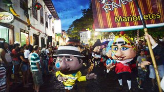 O carnaval de Mariana contou com blocos caricatos, marchinhas carnavalescas e bonecos gigantes