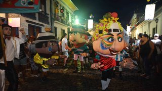 O carnaval de Mariana contou com blocos caricatos, marchinhas carnavalescas e bonecos gigantes