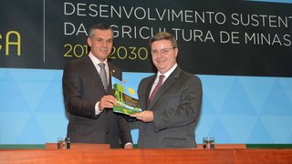 O secretário Zé Silva entregou a Agenda Estratégica nas mãos do governador Antonio Anastasia