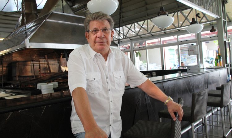 Tomás Mesquita vive em Belo Horizonte há 41 anos, onde é dono de uma churrascaria