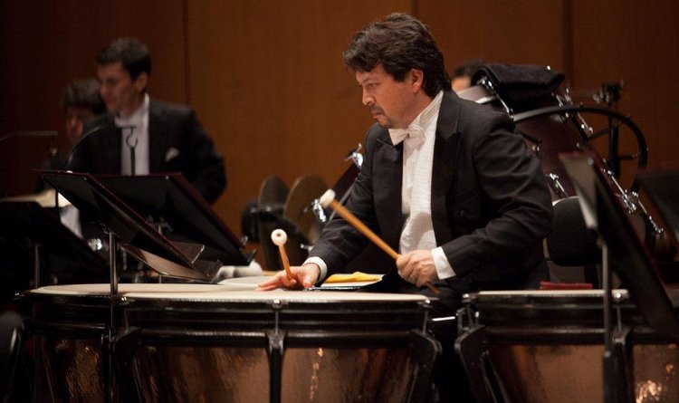 Chileno Patricio Hernández Pradenas, tímpano principal da Orquestra Filarmônica de Minas