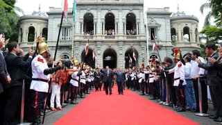 Novo governador Alberto Pinto Coelho acompanha Antonio Anastasia até a porta do Palácio da Liberdade
