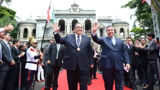 Novo governador Alberto Pinto Coelho acompanha Antonio Anastasia até a porta do Palácio da Liberdade