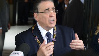 O governador Alberto Pinto Coelho durante entrevista coletiva