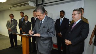 O presidente do TJMG, Joaquim Herculano, também assinou os documentos do Pacto contra a Impunidade