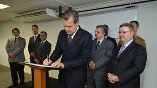 O secretário de Defesa Social, Rômulo Ferraz, assinou as resoluções para combate ao crime organizado