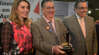Alberto Pinto Coelho e Renata Vilhena entregaram o prêmio ao prefeito de Sete Lagoas