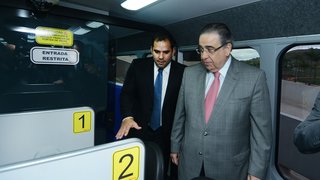 Alberto Pinto Coelho visitou o interior do ônibus, que será a primeira delegacia móvel de Minas