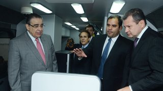 Alberto Pinto Coelho visitou o interior do ônibus, que será a primeira delegacia móvel de Minas