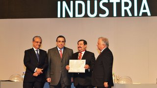 Antônio José Vieira, da Higident do Brasil, recebeu o prêmio de Industrial do Ano 2014