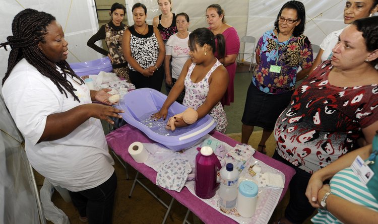 Caravana Mães de Minas ensina as mães e gestantes os cuidados necessários com o bebê