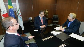 Contrato foi assinado pelo prefeito de BH, Marcio Lacerda, com a presença do governador