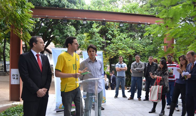 Daniel Malard, Tiago Lacerda e Camilo Fraga participam do lançamento do Guia do Torcedor