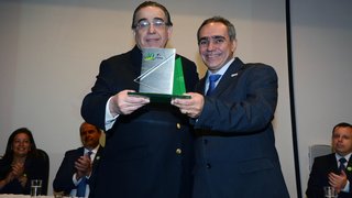 Durante a cerimônia, governador Alberto Pinto Coelho recebeu uma homenagem da Epamig