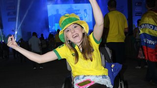 A cadeirante Amanda Alether, 19 anos, se enfeitou para acompanhar o jogo na Fan Fest