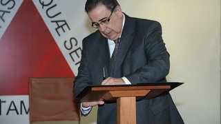 Alberto Pinto Coelho assina convênio com 26 municípios para aquisição de veículos