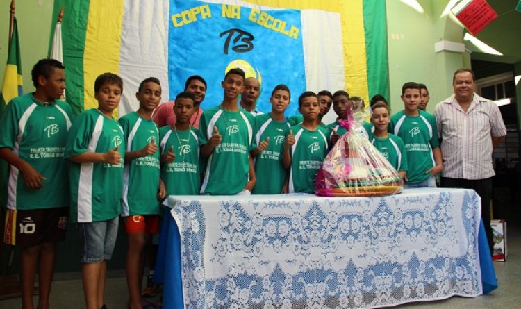 Estudantes da Escola Estadual Tomás Brandão, em Belo Horizonte, recebem um dos kits esportivos
