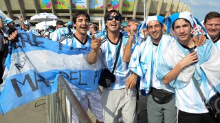 Torcedores argentinos e iranianos fazem a festa no entorno do Mineirão neste sábado (21/06)