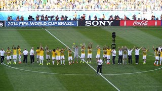 Após a vitória nos pênaltis, a seleção brasileira retribui o carinho dos torcedores
