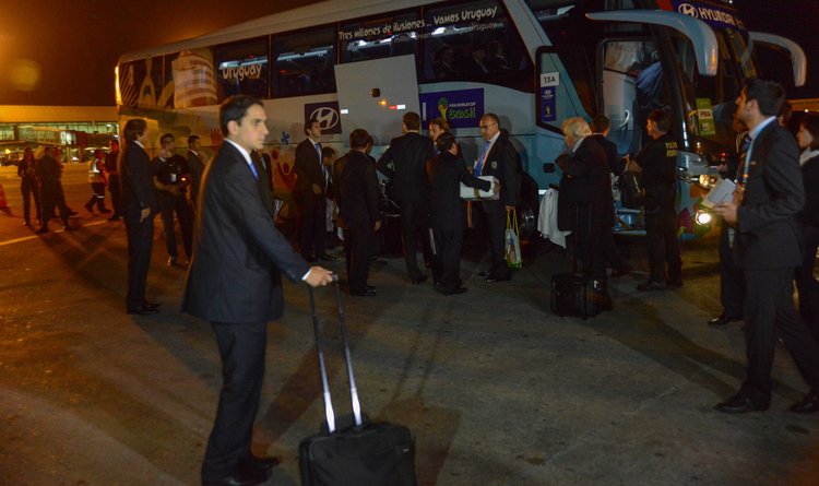 Delegação uruguaia desembarcou no aeroporto internacional na noite desta segunda-feira