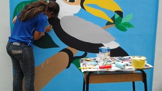 Alunos de escola estadual pintam painéis em referência a artistas e à Copa do Mundo
