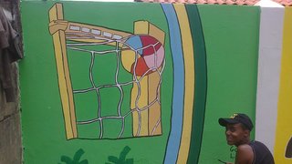 Fachada da instituição de ensino de Araxá ficou colorida com os desenhos e traços dos alunos