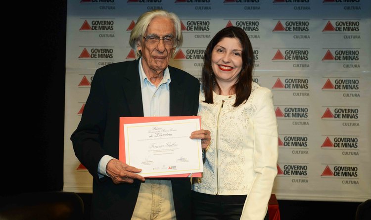 Ferreira Gullar recebeu o prêmio na categoria Conjunto da Obra, das mãos da secretária de Cultura