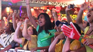 Gritos de comemoração dos torcedores marcam vitória do Brasil na Fan Fest