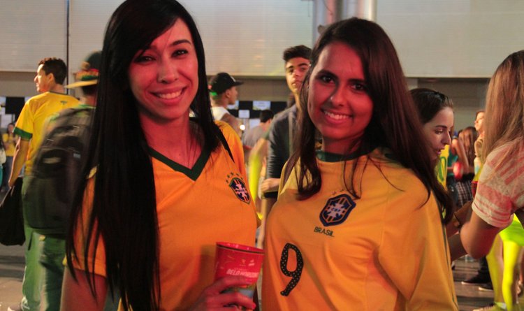Jéssica Katiane e Mariana Barroso foram à Fan Fest para torcer pelo Brasil e para assistir aos shows