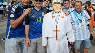 Mario Vitale, o "papa torcedor", e seus amigos
