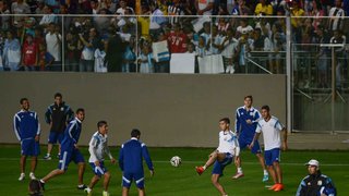 Messi e seus companheiros treinaram durante 45 minutos e agradecerem carinho da torcida