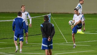 Messi e seus companheiros treinaram durante 45 minutos e agradecerem carinho da torcida