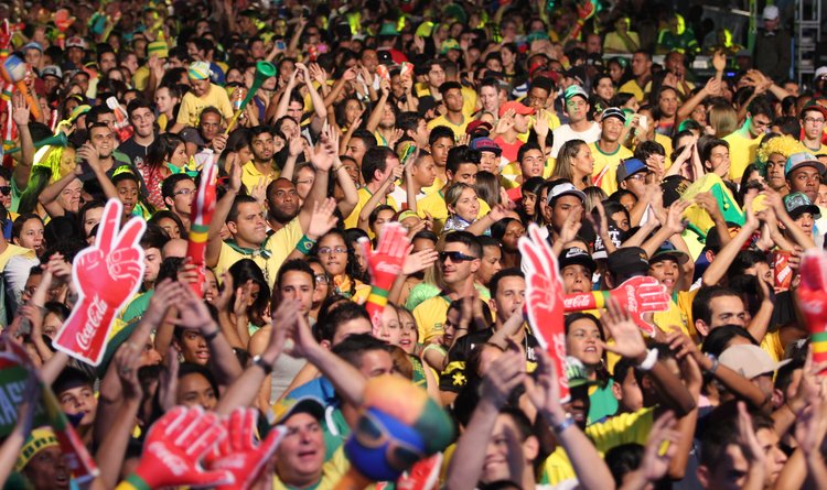 Milhares de brasileiros e estrangeiros comparecem à Fifa Fan Fest na cidade de Belo Horizonte
