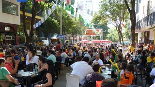 Turistas e torcedores adotam a praça da Savassi durante a Copa do Mundo e movimentam comércio