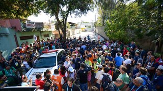 Multidão se aglomerou próximo ao SESC Venda Nova para tentar ver a Seleção do Brasil