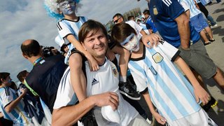 O argentino Luciano Delosheros, o filho mais velho (no ombro) e o filho de um amigo