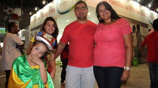 O casal Aguinaldo Justino e Quele Pereira levou as duas filhas ao evento