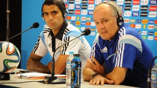 O meia Augusto Fernández e o técnico Alejandro Sabella