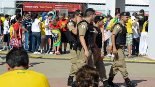 Policiais militares, civis e bombeiros garantem a segurança dos torcedores no entorno do estádio