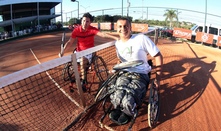 Rafael Medeiros, de 24 anos, pratica tênis em cadeira de rodas há nove anos