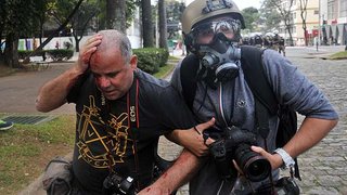 Repórter fotográfico Sérgio Moraes, da Agência Reuters, foi atingindo por um objeto na cabeça