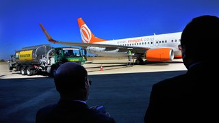 Uma aeronave da Gol foi abastecida com uma mistura de biocombustível, no hangar da companhia