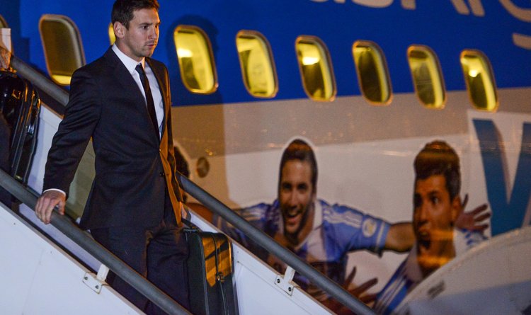 Seleção do craque Messi desembarcou em Confins na noite desta segunda-feira (09/06)